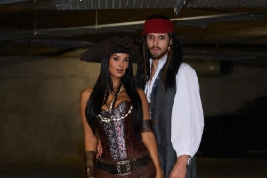 萬圣節(jié)！魯本-迪亞斯與女友cos加勒比海盜