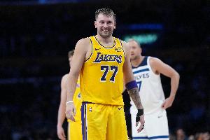 得分輕松如喝水！東契奇27中14爆砍44分12板6助 已連續(xù)三場(chǎng)40+！