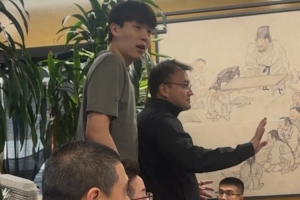 楊瀚森深夜吃夜宵不自律？解說：美國(guó)點(diǎn)外賣超貴 小楊也沒請(qǐng)廚師