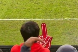 會嚴(yán)懲歧視行為？李璇：中足聯(lián)重要官員在蓉城vs河南比賽現(xiàn)場