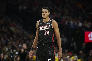 開(kāi)拓者穆雷關(guān)鍵上籃沒(méi)進(jìn)！楊?。涸趺捶竿俚腻e(cuò)誤？被筐蓋了