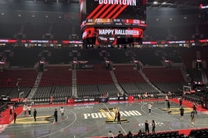 新賽季NBA杯首戰(zhàn)遇上萬圣節(jié)！開拓者隊(duì)記曬球隊(duì)主場(chǎng)地板
