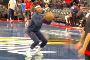 小吧在快船賽前熱身現(xiàn)場 比爾戴著耳機(jī)投籃今天打鵜鶘復(fù)出啦！