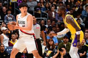 熱身晚？前方媒體人：之前對(duì)陣湖人 楊瀚森提前了快2小時(shí)出來熱身