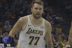 爐火純青！東契奇撤步三分飆中 湖人繼續(xù)咬住比分