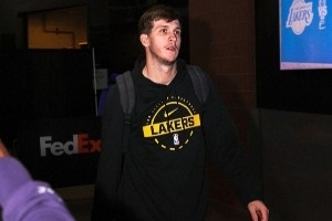 湖人眾將入場穿搭：里夫斯穿球隊周邊 艾頓喜慶大紅袍 拉拉滿身花