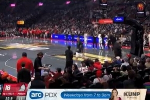 硬件不給力！開拓者主場(chǎng)計(jì)時(shí)器再度出問題 約基奇場(chǎng)邊折返跑熱身