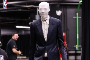 文班cos瘦長(zhǎng)鬼影！球員萬(wàn)圣節(jié)經(jīng)典裝扮 你給打幾分？