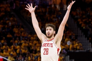 準(zhǔn)三雙到手！申京13中5得16分10板9助 另有1搶斷2蓋帽很全面