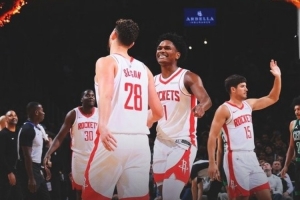 三連勝！火箭發(fā)布贏球海報：申京+阿門慶祝登上封面 謝潑德入鏡