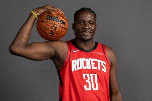 兢兢業(yè)業(yè)！卡佩拉18分鐘3中1拿到4分10板1斷1帽 正負(fù)值+8