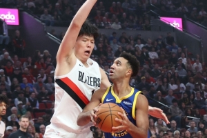 拓記：楊瀚森目前還很難在籃下頂動(dòng)對(duì)手 搶前場板&打擋拆易犯規(guī)