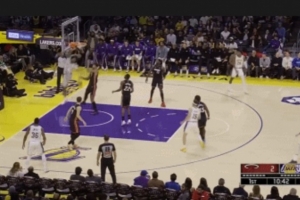 首發(fā)中鋒！海斯先接里夫斯傳球大鵬展翅暴扣 后隔著兩個補扣