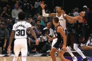 危險了！文班低位要位揚手打翻布克 被吹進攻犯規(guī)&本場第4次犯規(guī)