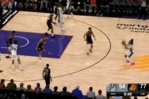 踩著logo出手！卡斯?fàn)柦影投魉箓髑虺h(yuǎn)三分飚中