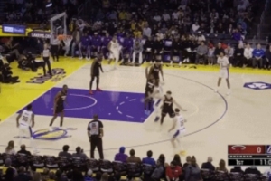 擰著也能進！東契奇造犯規(guī)后隨手一投 成功打成2+1