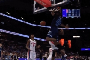 已經(jīng)融入球隊(duì)！科沃德溜底線接莫蘭特傳球上演雙手暴扣