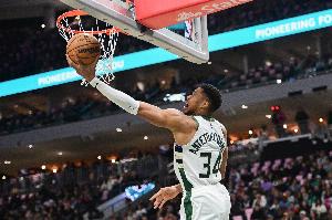 字母哥開賽季6場(chǎng)合砍至少200分75板35助 NBA歷史最快