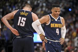 掘金播放視頻感謝致敬威少！威少拍胸?fù)]手致意 全場(chǎng)球迷起立歡呼