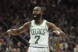 懸念再起！杰倫-布朗搶斷上籃強(qiáng)勢(shì)打進(jìn) 綠軍一波6-0打回懸念