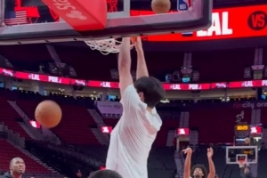 就得硬一點(diǎn)！楊瀚森賽前和助教對(duì)抗熱身 籃下終結(jié)連續(xù)暴扣+勾手