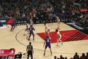 先聲奪人！艾頓高位持球面對籃筐 干拔跳投穩(wěn)穩(wěn)命中