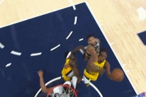 頑強(qiáng)！內(nèi)史密斯沖擊內(nèi)線 變節(jié)奏上籃打中幫助步行者再度扳平