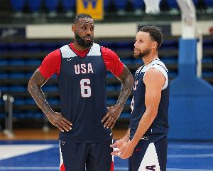 庫里：我知道來老詹的節(jié)目會相互吹捧 但我還是想吹他的職業(yè)精神