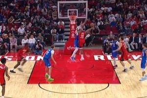 看著都疼！加福德防守奧科吉時(shí)雙方膝蓋對(duì)撞 都有些受傷