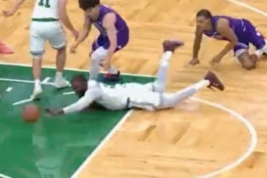 餓虎撲食！杰倫-布朗奮力拼搶地板球 助科塔博得罰球