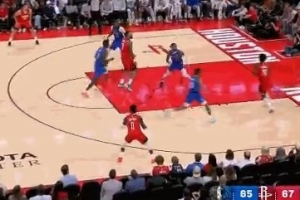 流暢配合！亞當(dāng)斯中路不停球妙傳 伊森溜底線暴扣打停獨(dú)行俠！