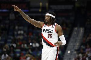 忒猛了！羅威飛起搶斷再來快攻炸扣！登場3分鐘4分1板1助1斷！