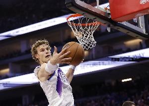 表現(xiàn)平平！馬爾卡寧17中7拿到20分9板出現(xiàn)4失誤 三分6中2