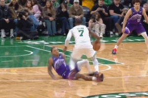 這不是犯規(guī)？基昂特-喬治滑倒鏟翻杰倫-布朗 裁判沒有吹罰