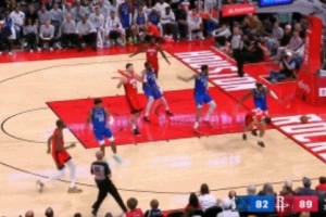 這操作下飯！謝潑德快攻機會能傳不傳殺籃下 果然直接踉蹌失誤