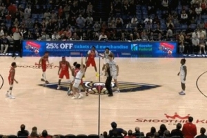 這么“激烈”！黃蜂VS鵜鶘開場跳球后 墨菲和塞克斯頓爭球&再跳球