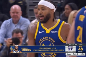 打你立足未穩(wěn)！穆迪追身三分自信出手命中 也是生涯第300個(gè)三分