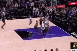 再次挑戰(zhàn)成功！蒙克反擊撞翻理查德被吹進(jìn)攻犯規(guī)&國(guó)王挑戰(zhàn)改阻擋