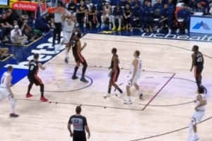 重裝武器轟炸！戈登溜底線接約基奇?zhèn)髑蛲瓿煽战又乜? >
                                        </div>
                                    </div>
                                                                        <div   id=