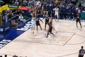 很努力啊！約基奇防守成功干擾球 隨后快攻跟進(jìn)完成雙手暴扣