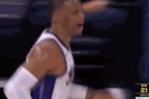 有點(diǎn)離譜！威少突破回傳 失誤將球傳到界外