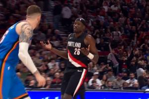 我就是這么強(qiáng)！里斯壓哨三分?jǐn)偸謶c祝 楊瀚森起身單手高舉！