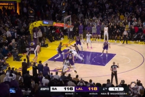 馬刺湖人裁判報告：馬刺最后0.4秒誤獲球權(quán) 球由凱爾登碰出底線