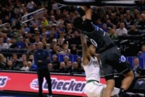 攻防碾壓！布萊克反擊暴扣打進(jìn)加罰 魔術(shù)轟24-4進(jìn)攻狂潮打停綠軍