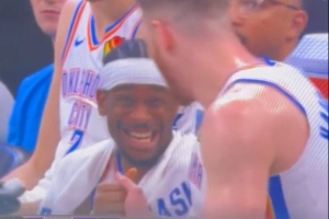 SGA&哈滕提前下班后握手嬉笑 前者3節(jié)打卡無(wú)緣31分 后者無(wú)緣30+20