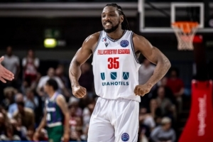 法里埃德與帕納辛納科斯簽的合同是2個月 屆時看表現(xiàn)決定能否留隊