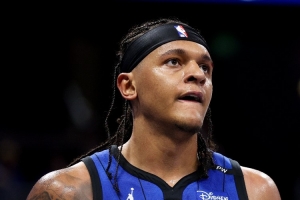 好像在摸魚？班凱羅半場5中3&三分1中0得7分3板2助 有3次失誤