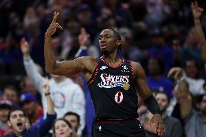 淪為空砍！馬克西26中10拿到33分4板7助2斷 末節(jié)獨(dú)得15分