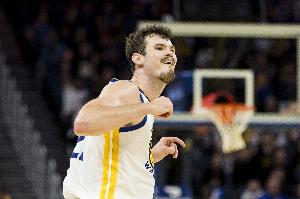 波斯特高位送擊地妙傳撕開防線 希爾德接球輕松上進