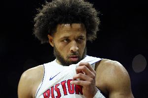 手感不佳但表現(xiàn)全面！康寧漢姆半場(chǎng)瘋狂出手23次 得21分7板5助3斷